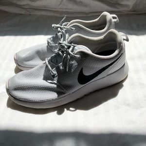 NIKE WOMENS ROSHE ONE SNEAKER